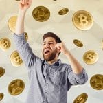 Homem feliz em meio ao Bitcoin desenvolver
