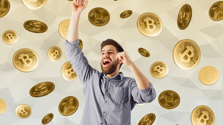 Homem feliz em meio ao Bitcoin desenvolver