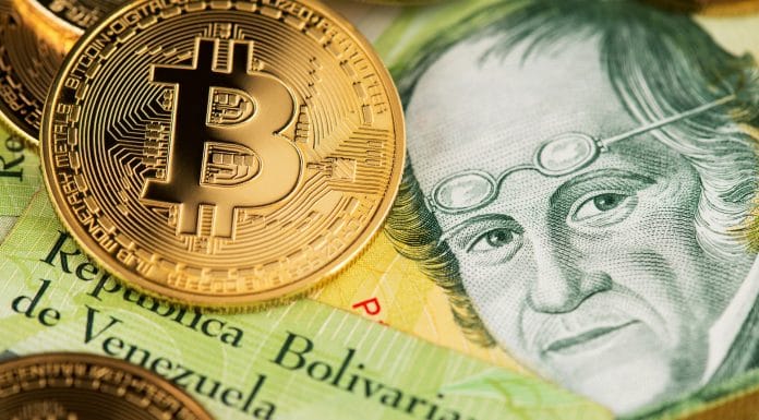 Imagem de notas de Bolívar e Bitcoin criptomoeda Banco Central BC