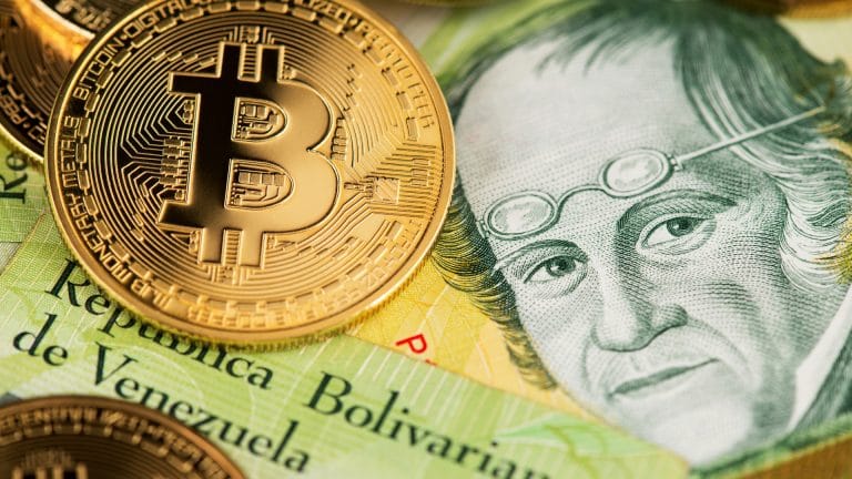 Imagem de notas de Bolívar e Bitcoin criptomoeda Banco Central BC