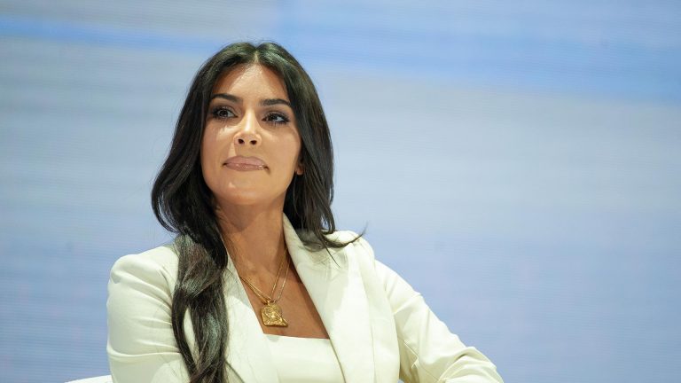 Kim Kardashian é multada em R$ 6,64 milhões por promover criptomoeda que despencou 99%