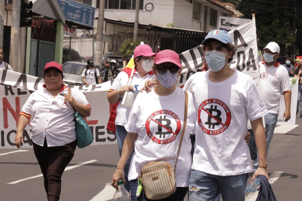 Manifestação anti-Bitcoin em El Salvador