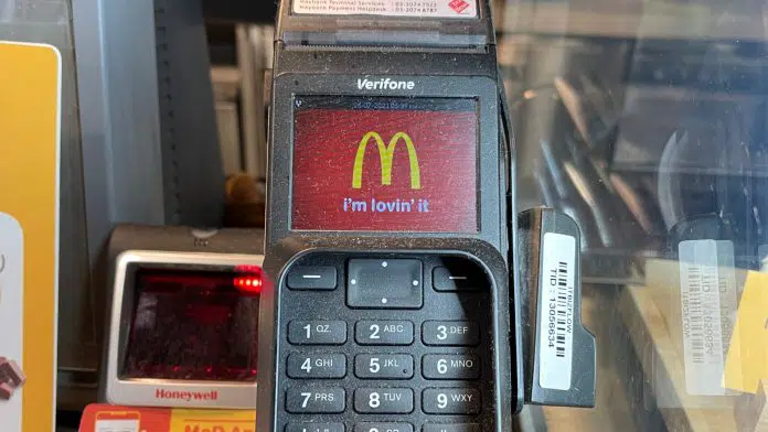 Máquina da Verifone aceitando pagamentos no McDonalds