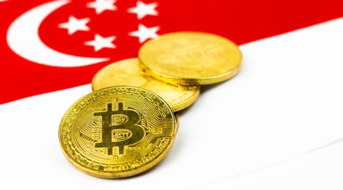 Moedas de Bitcoin sobre bandeira de Singapura alerta