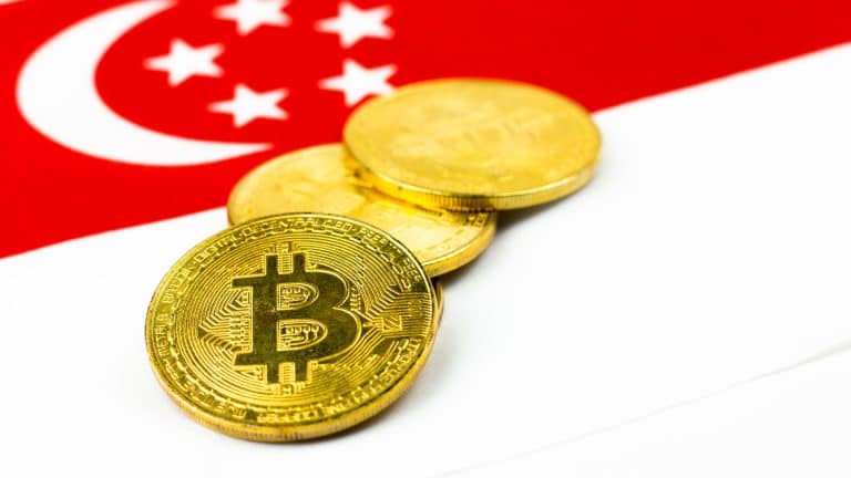 Moedas de Bitcoin sobre bandeira de Singapura alerta