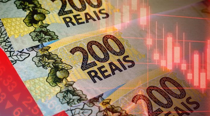 Notas de R$ 200,00 e gráficos de negociações Real digital