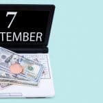 Notebook com a data de sete de setembro com Bitcoin e dólar em cima comprar