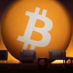 Palco com destaque a cadeiras e Bitcoin ao fundo Elon