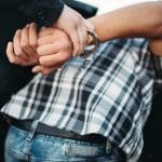 Pessoa sendo presa pela polícia