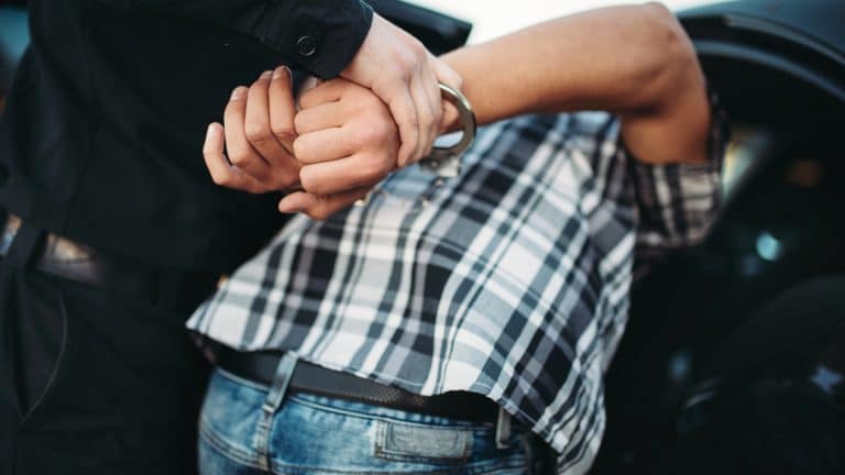 Pessoa sendo presa pela polícia
