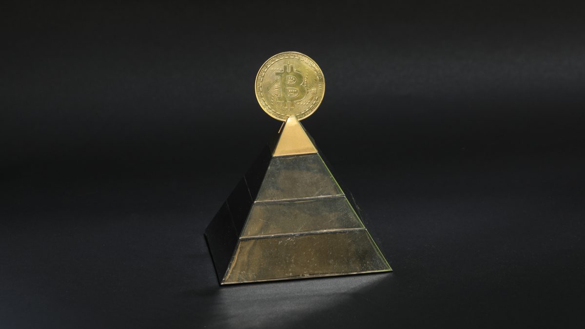 Pirâmide com símbolo do Bitcoin em cima