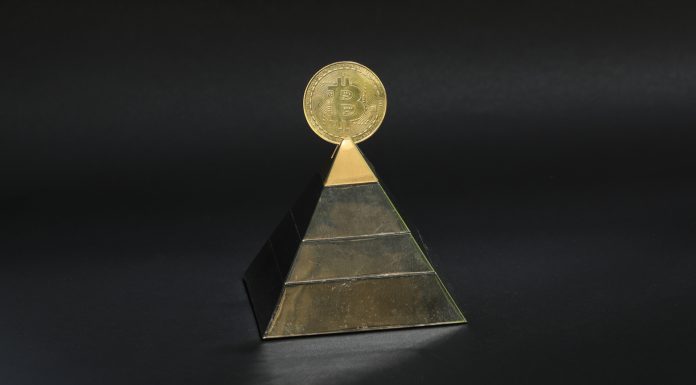 Pirâmide com símbolo do Bitcoin em cima