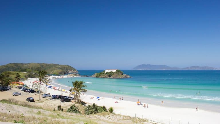 Praia do Forte em Cabo Frio pirâmide com Bitcoin
