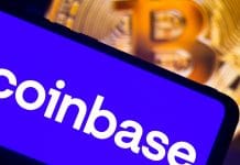 App da Coinbase e Bitcoin ao fundo