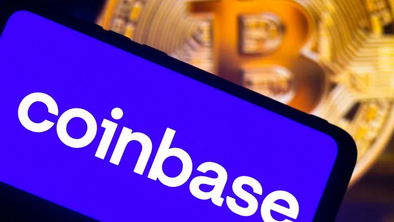 App da Coinbase e Bitcoin ao fundo