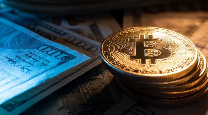 Bitcoin brilhando próximo de notas de Dólar americano