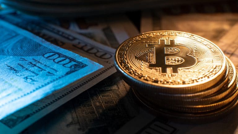 Bitcoin brilhando próximo de notas de Dólar americano