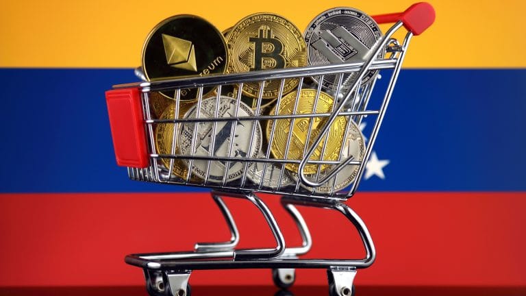 Carrinho de compras cheio de versão física de criptomoedas (Bitcoin, Litecoin, Dash, Ethereum) e Bandeira da Venezuela.