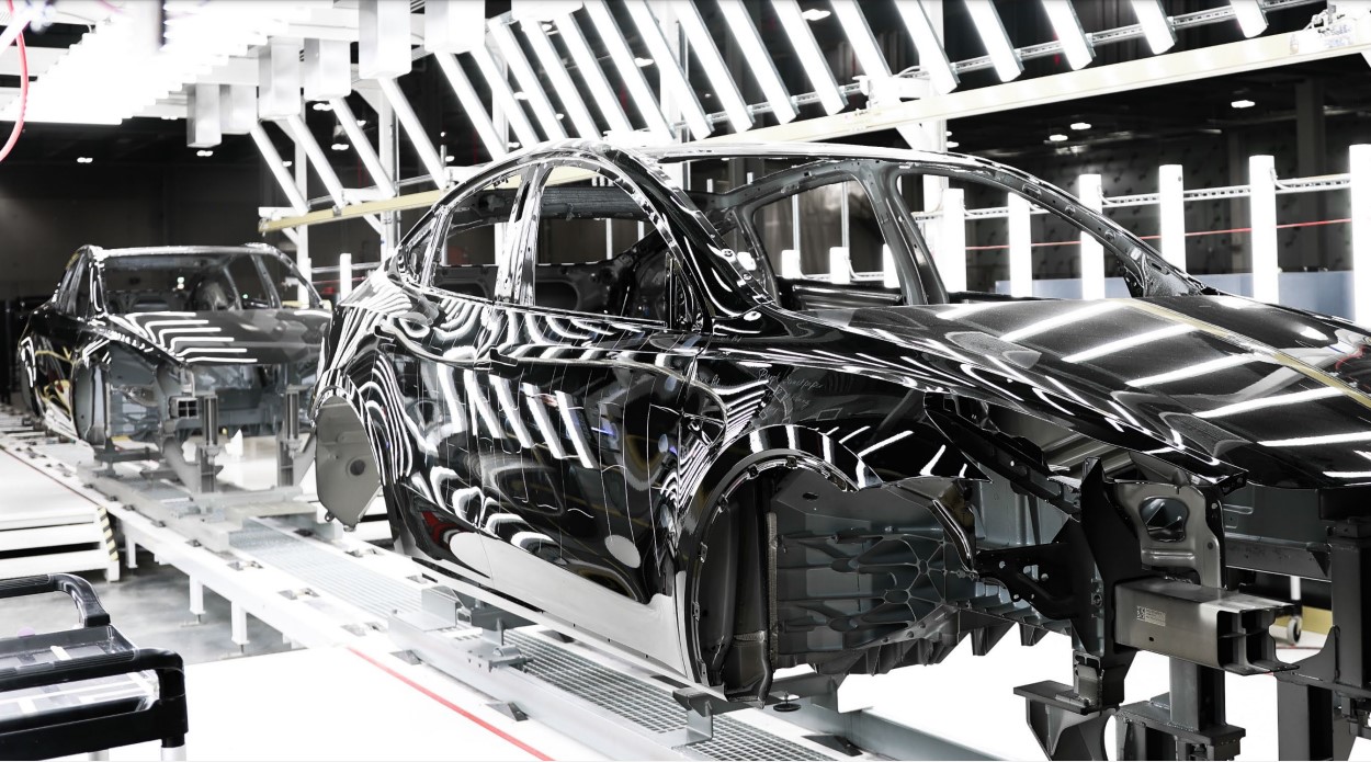 Carros da Tesla sendo fabricados