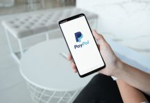 Celular com aplicativo do PayPal, dinheiro digital