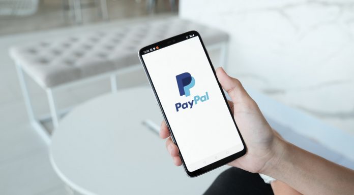 Celular com aplicativo do PayPal, dinheiro digital