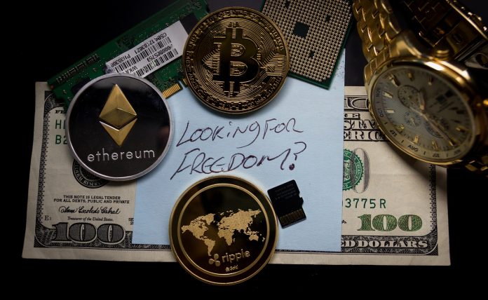 Criptomoedas próximas a uma folha com a frase Procurando por liberdade