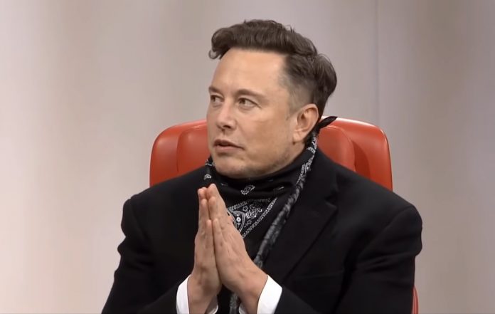 Elon Musk com mãos juntas em conversa