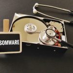 Estetoscópio médico procurando por informações em HD com a palavra ransomware