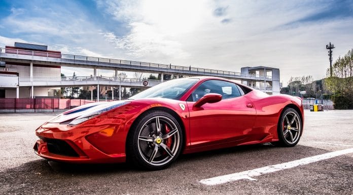 Ferrari 458 com motor V8 raiz