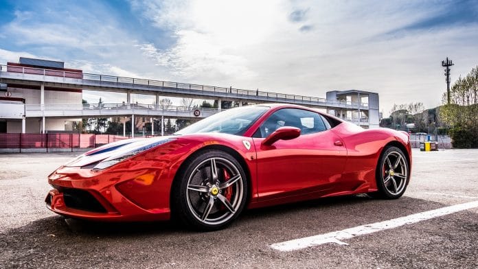 Ferrari 458 com motor V8 raiz