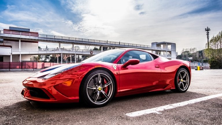 Ferrari 458 com motor V8 raiz
