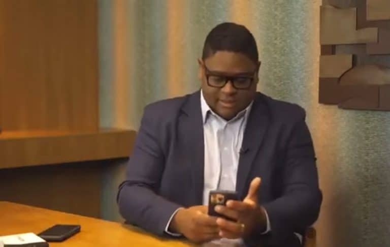 Glaidson Acácio dos Santos lendo celular em pronunciamento