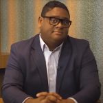 Glaidson dos Santos com olhar de lado para câmera, Faraó dos Bitcoins