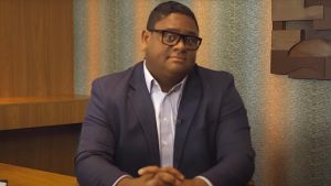 Glaidson dos Santos com olhar de lado para câmera, Faraó dos Bitcoins