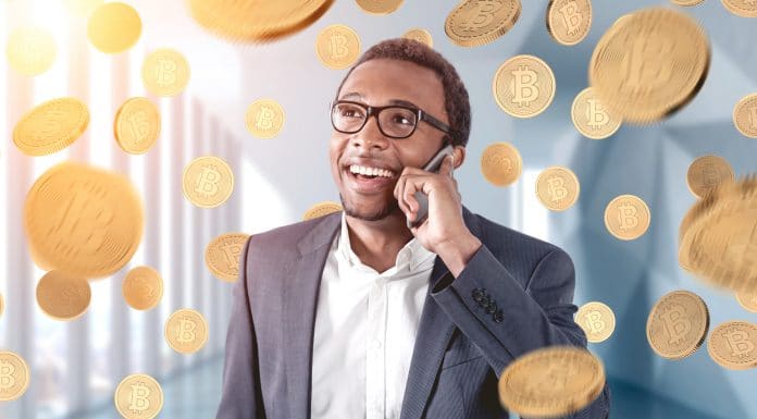 Homem feliz ao conversar ao telefone e vendo chuva de Bitcoin