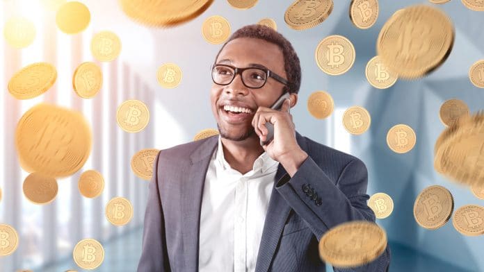 Homem feliz ao conversar ao telefone e vendo chuva de Bitcoin