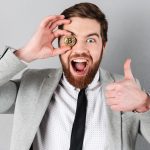 Homem feliz com Bitcoin no olho