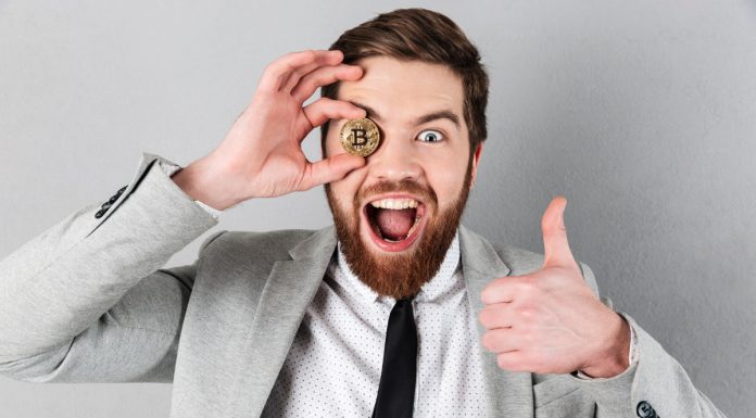 Homem feliz com Bitcoin no olho