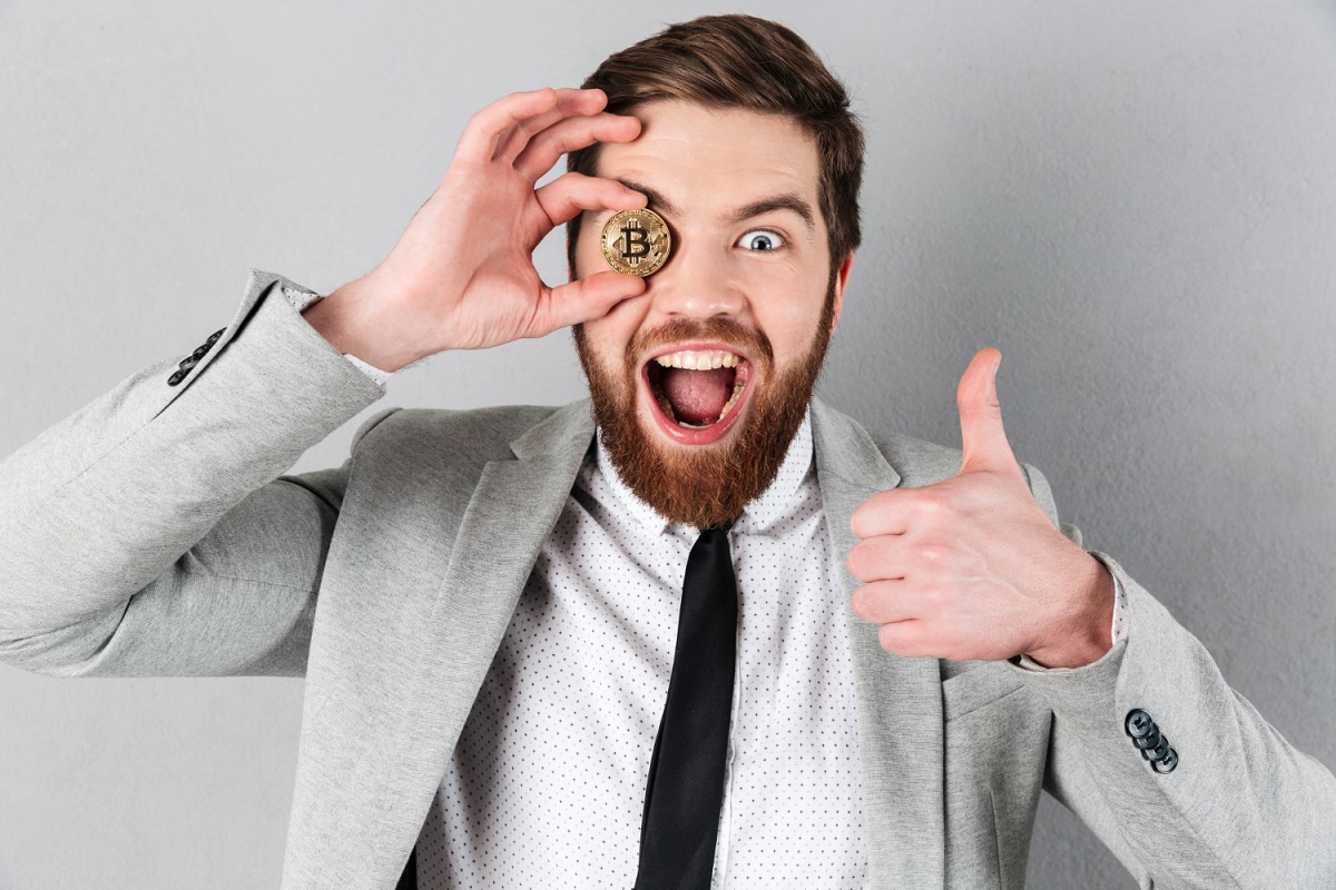 Homem feliz com Bitcoin no olho