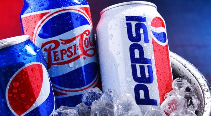 Latas de refrigerante Pepsi, da empresa PepsiCo