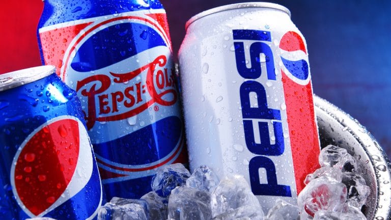 Latas de refrigerante Pepsi, da empresa PepsiCo