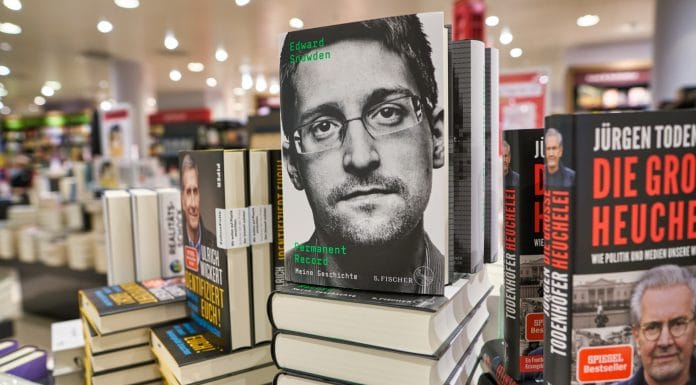 Livro do Edward Snowden em destaque