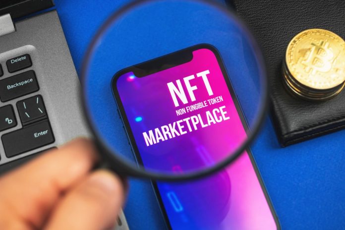 Lupa destacando plataforma de venda de NFTs ao lado de Bitcoin