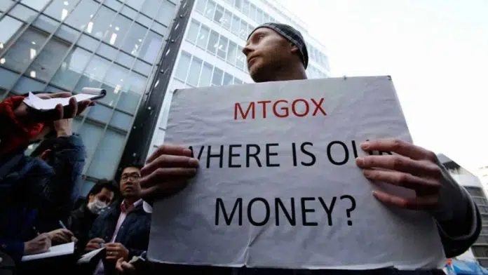 Investidor da falida corretora Mt. Gox segurando cartaz pedindo onde está seu dinheiro.