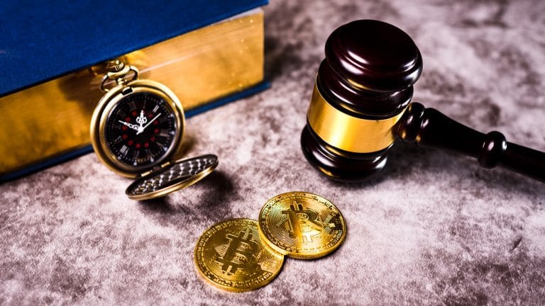 Martelo da Justiça, relógio e Bitcoin
