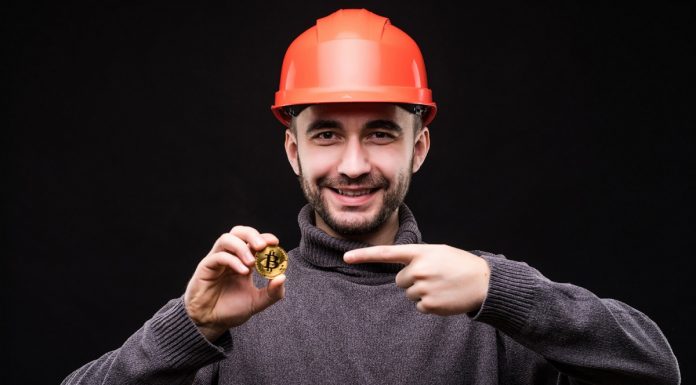 Minerador de Bitcoin apontando dedo para moeda digital