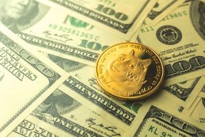Moeda Dogecoin em cima de pilha de notas de Dólar americano Elon Musk
