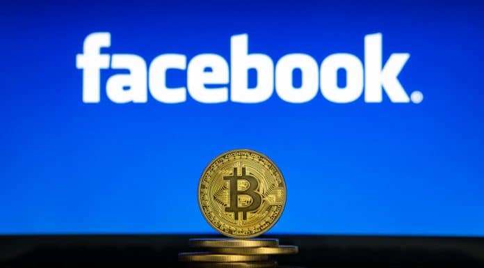 Moedas de Bitcoin em frente ao Facebook