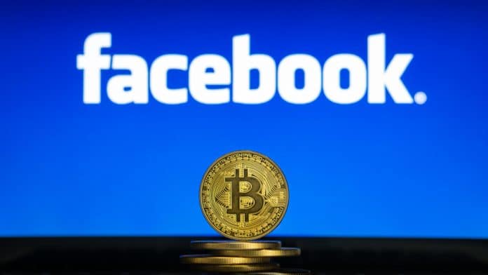 Moedas de Bitcoin em frente ao Facebook