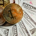 Montes de Bitcoins e Dólares em negociação transação compra venda